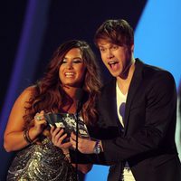 Demi Lovato y Chord Overstreet presentan un premio en los VMA 2011