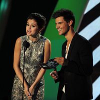 Selena Gomez y Taylor Lautner en los MTV Video Music Awards 2011