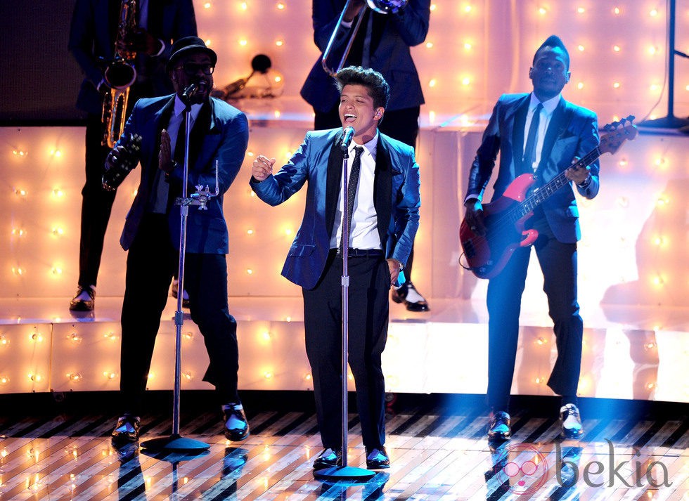 Bruno Mars durante su actuación en los MTV Video Music Awards 2011