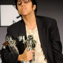 Lady Gaga posa con sus premios en los MTV Video Music Awards 2011