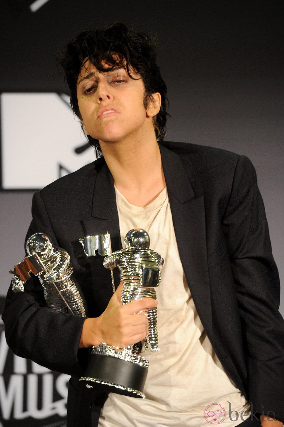 Lady Gaga posa con sus premios en los MTV Video Music Awards 2011