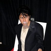 Lady Gaga bebiendo y fumando como Joe Calderone en los VMA 2011