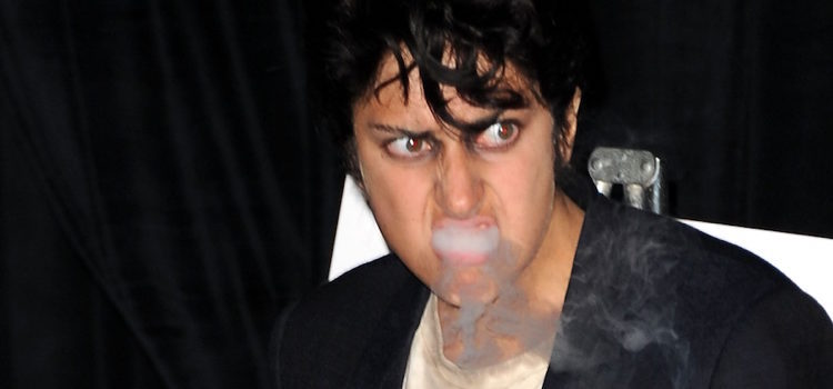 Lady Gaga bebiendo y fumando como Joe Calderone en los VMA 2011