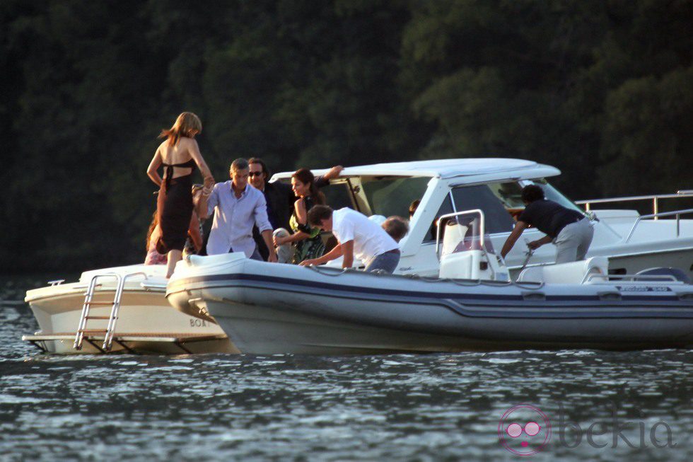 George Clooney, Cindy Crawford y unos amigos en un barco en el lago Como