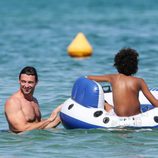 Hugh Jackman y su hijo Oscar en Saint-Tropez