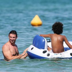 Hugh Jackman y su hijo Oscar en Saint-Tropez