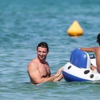 Hugh Jackman y su hijo Oscar en Saint-Tropez