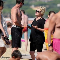 Hugh Jackman y Deborra Lee Furness charlan en la playa de Saint-Tropez