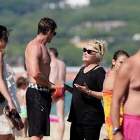 Hugh Jackman y Deborra Lee Furness charlan en la playa de Saint-Tropez