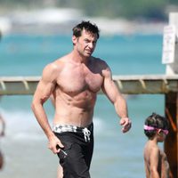 Hugh Jackman luce su torso desnudo por la orilla en Saint-Tropez