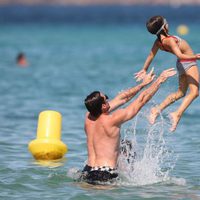 Hugh Jackman lanza a su hija Ava al mar en Saint-Tropez