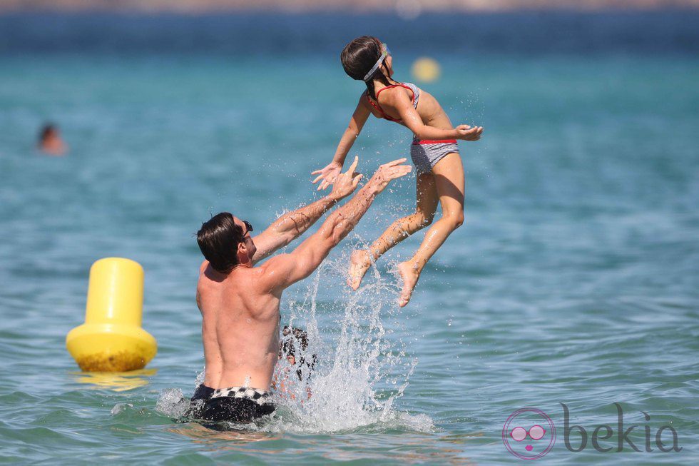 Hugh Jackman lanza a su hija Ava al mar en Saint-Tropez