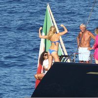 Bar Refaeli presume de 'músculos' ante sus amigos en un barco en Portofino