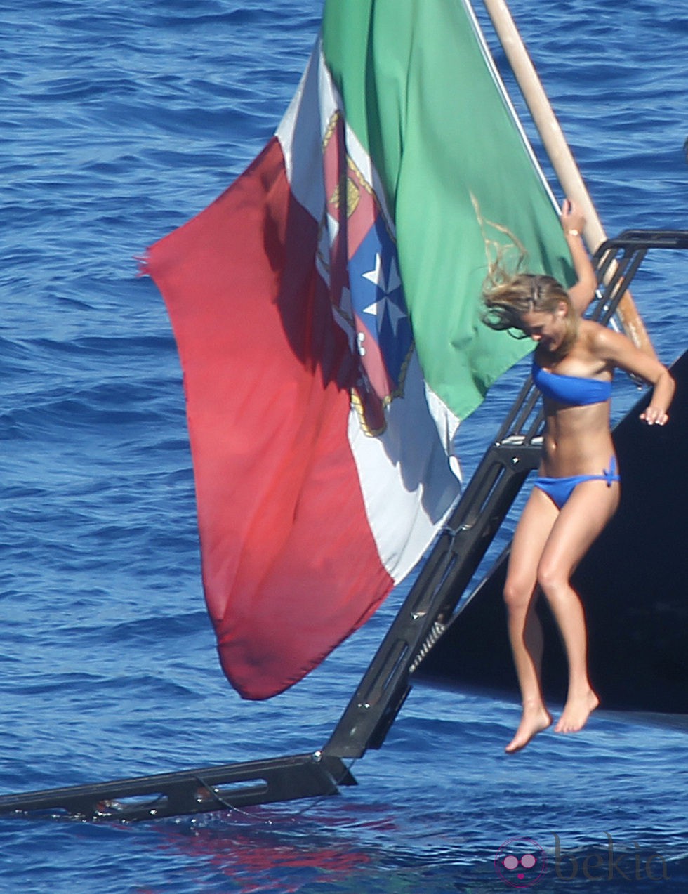 Bar Refaeli salta al agua desde un barco en Portofino