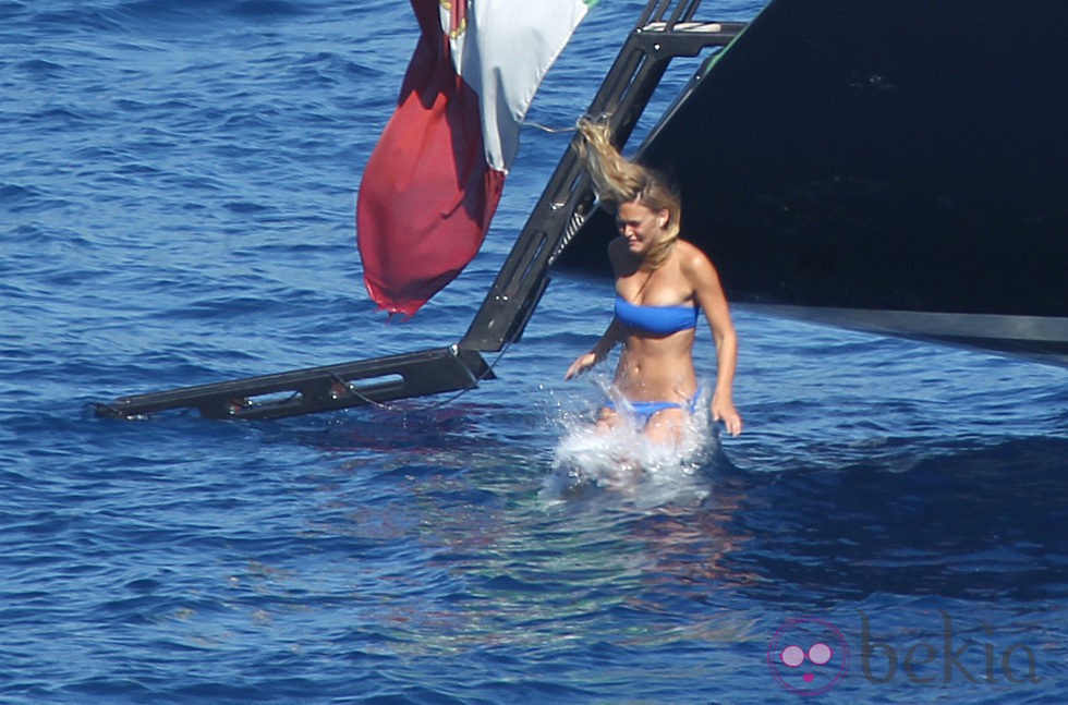 Bar Refaeli se zambulle en el mar en Portofino