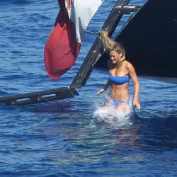 Bar Refaeli se zambulle en el mar en Portofino