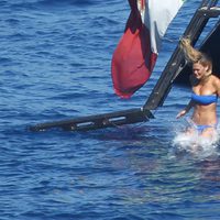 Bar Refaeli se zambulle en el mar en Portofino