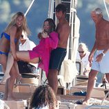 Bar Refaeli jugando con unos amigos en un barco en Portofino