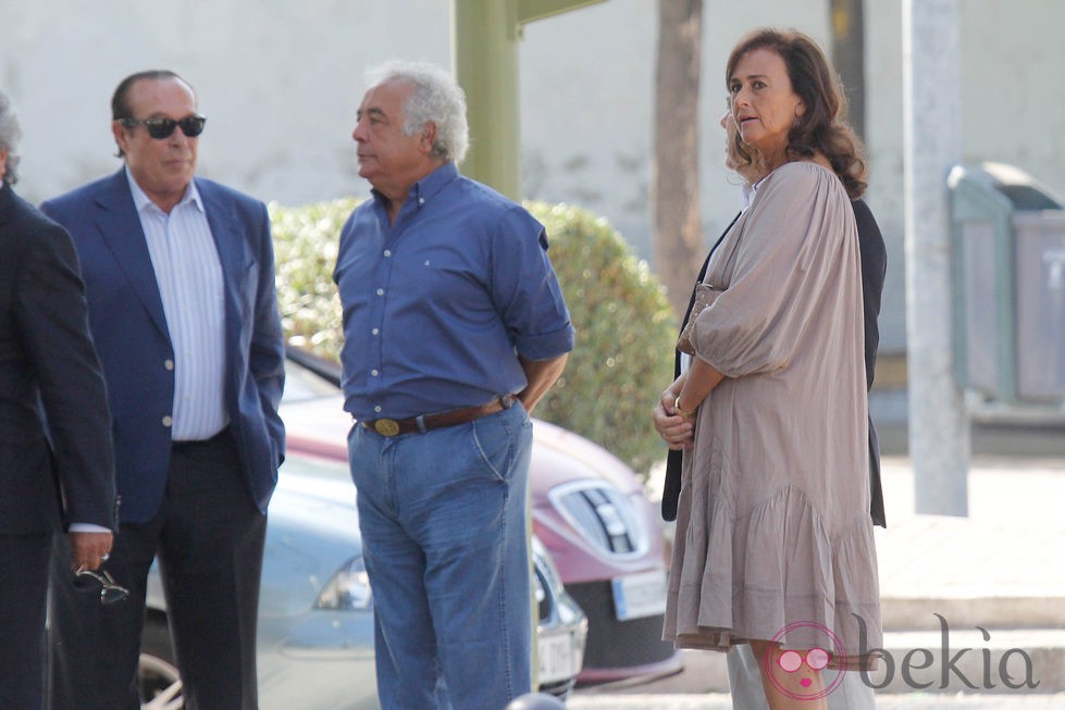 Curro Romero, Antonio Romero de 'Los del Río' y Carmen Tello en el funeral de Maleni Loreto