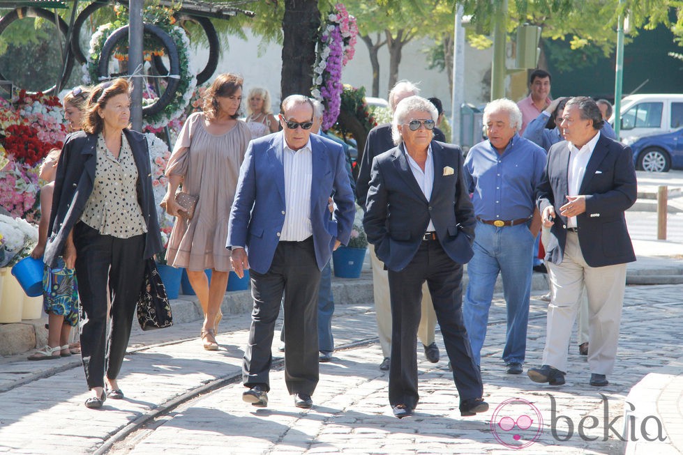 María Dolores del Pozo, Carmen Tello, Curro Romero y Los del Río en el funeral de Maleni Loreto