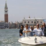 George Clooney navega por Venecia antes de presentar su película en la Mostra