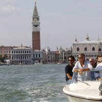 George Clooney navega por Venecia antes de presentar su película en la Mostra