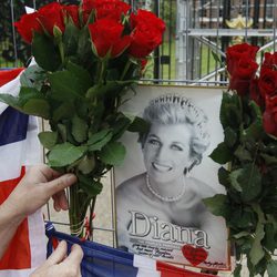 Flores para rendir homenaje a Lady Di 14 años después de su muerte