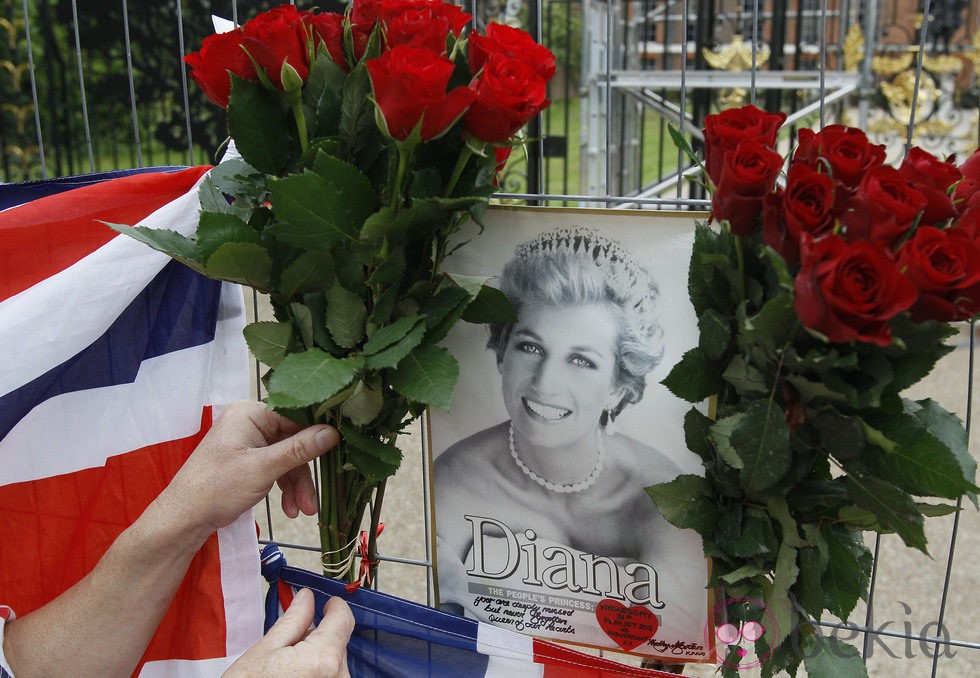 Flores para rendir homenaje a Lady Di 14 años después de su muerte