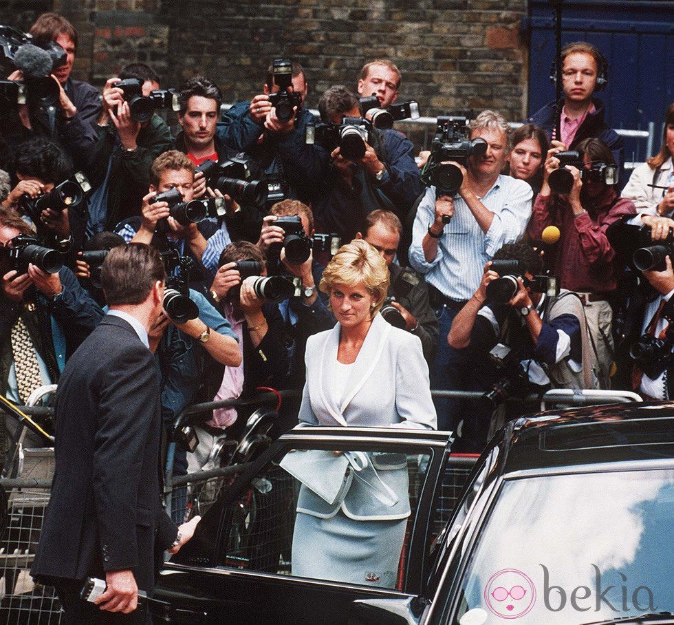 La Princesa Diana de Gales con un mar de fotógrafos