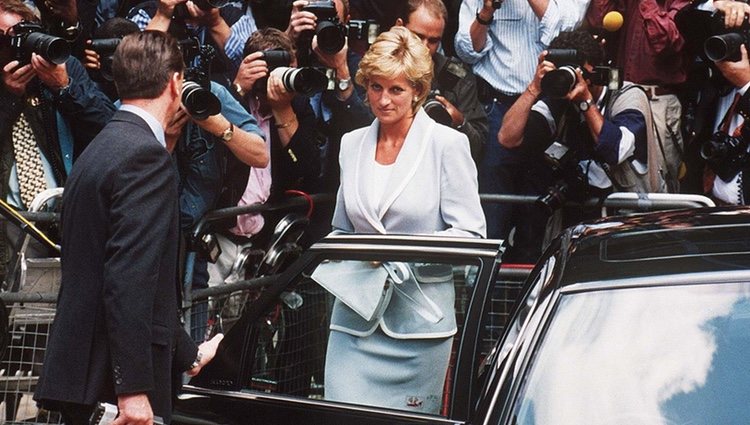 La Princesa Diana de Gales con un mar de fotógrafos