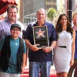 Ed O'Neill posa con su estrella y sus compañeros de 'Modern Family'