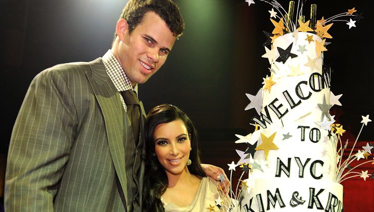 Kim Kardashian y Kris Humphries con la tarta de su fiesta de recién casados