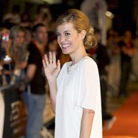 Alexandra Jiménez saluda al público en el estreno de 'Cheers' en el FesTVal de Vitoria