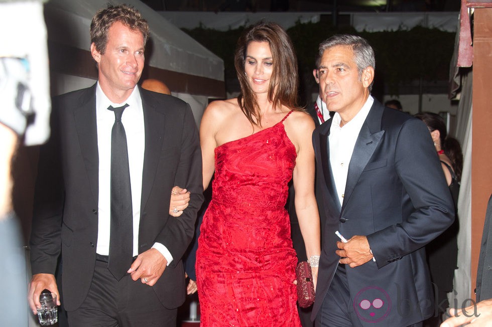 George Clooney, Cindy Crawford y Rande Gerber en la ceremonia de apertura de la Mostra