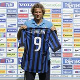 Diego Forlán en la presentación como jugador del Inter de Milán