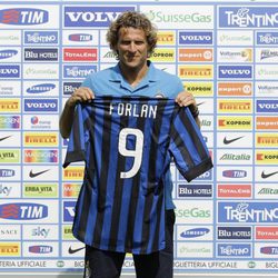 Diego Forlán en la presentación como jugador del Inter de Milán