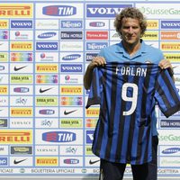 Diego Forlán en la presentación como jugador del Inter de Milán