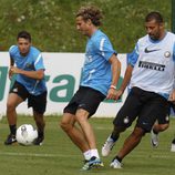 Diego Forlán se entrena con sus compañeros del Inter de Milán