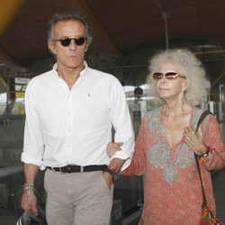 Cayetana de Alba y Alfonso Díez en el aeropuerto de Barajas