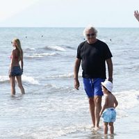 Flavio Briatore, Elisabetta Gregoraci y su hijo en la playa