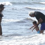 Flavio Briatore y Elisabetta Gregoraci con su hijo en la playa