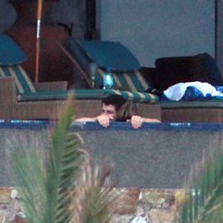 Nick Jonas y Delta Goodrem abrazados en la piscina