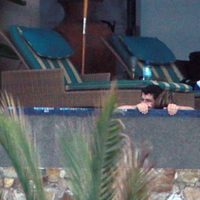 Nick Jonas y Delta Goodrem abrazados en la piscina