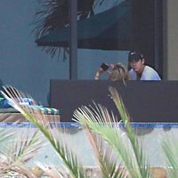 Nick Jonas junto a su novia, Delta Goodrem, en México