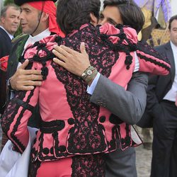 Fran y Cayetano Rivera se abrazan en la corrida Goyesca de Ronda