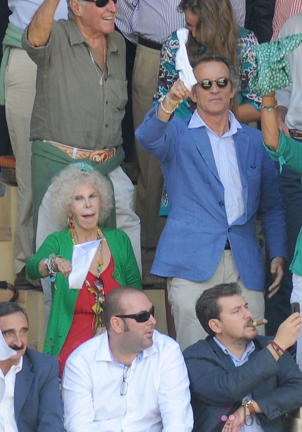 Cayetana de Alba y Alfonso Díez alzan el pañuelo blanco en la Goyesca