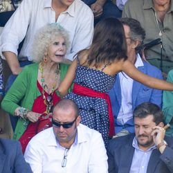 Cayetana Rivera saluda a la Duquesa de Alba y a Alfonso Díez en la Goyesca