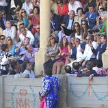 El Juli lanza su montera a la Duquesa de Alba en la corrida Goyesca de Ronda