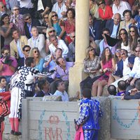 El Juli lanza su montera a la Duquesa de Alba en la corrida Goyesca de Ronda