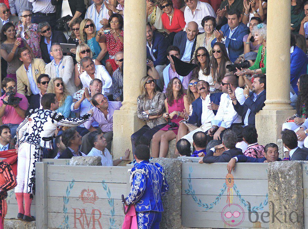 El Juli lanza su montera a la Duquesa de Alba en la corrida Goyesca de Ronda